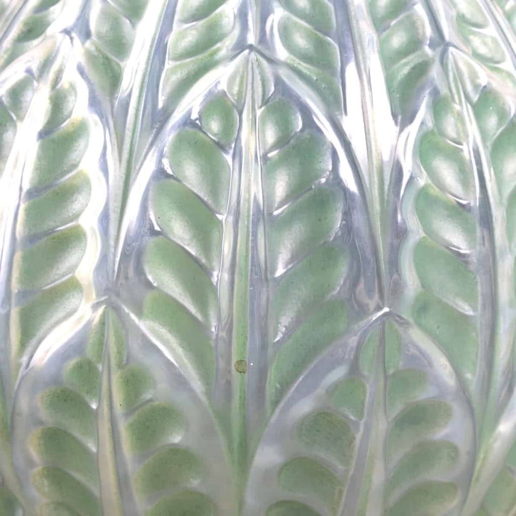 Vase « Malesherbes » verre opalescent double couche patiné vert de René LALIQUE | Biron Vase "Malesherbes" verre opalescent double couche patiné vert de René LALIQUE