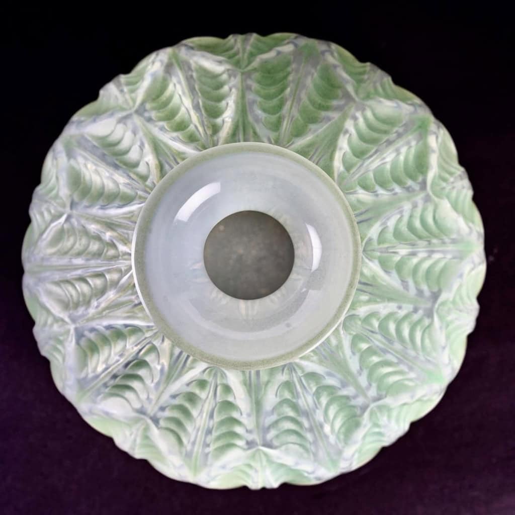 Vase « Malesherbes » verre opalescent double couche patiné vert de René LALIQUE | Biron Vase "Malesherbes" verre opalescent double couche patiné vert de René LALIQUE