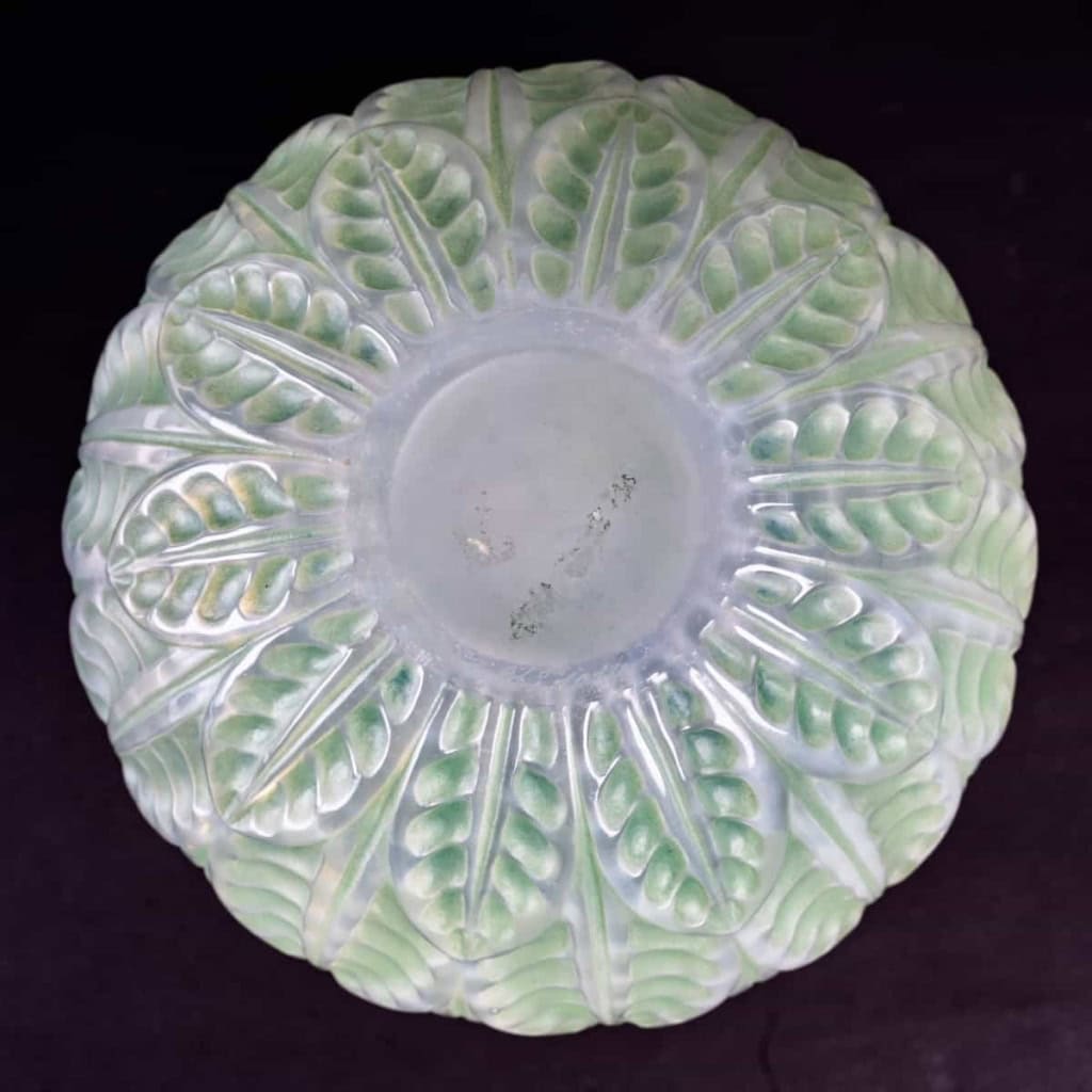 Vase « Malesherbes » verre opalescent double couche patiné vert de René LALIQUE | Biron Vase "Malesherbes" verre opalescent double couche patiné vert de René LALIQUE
