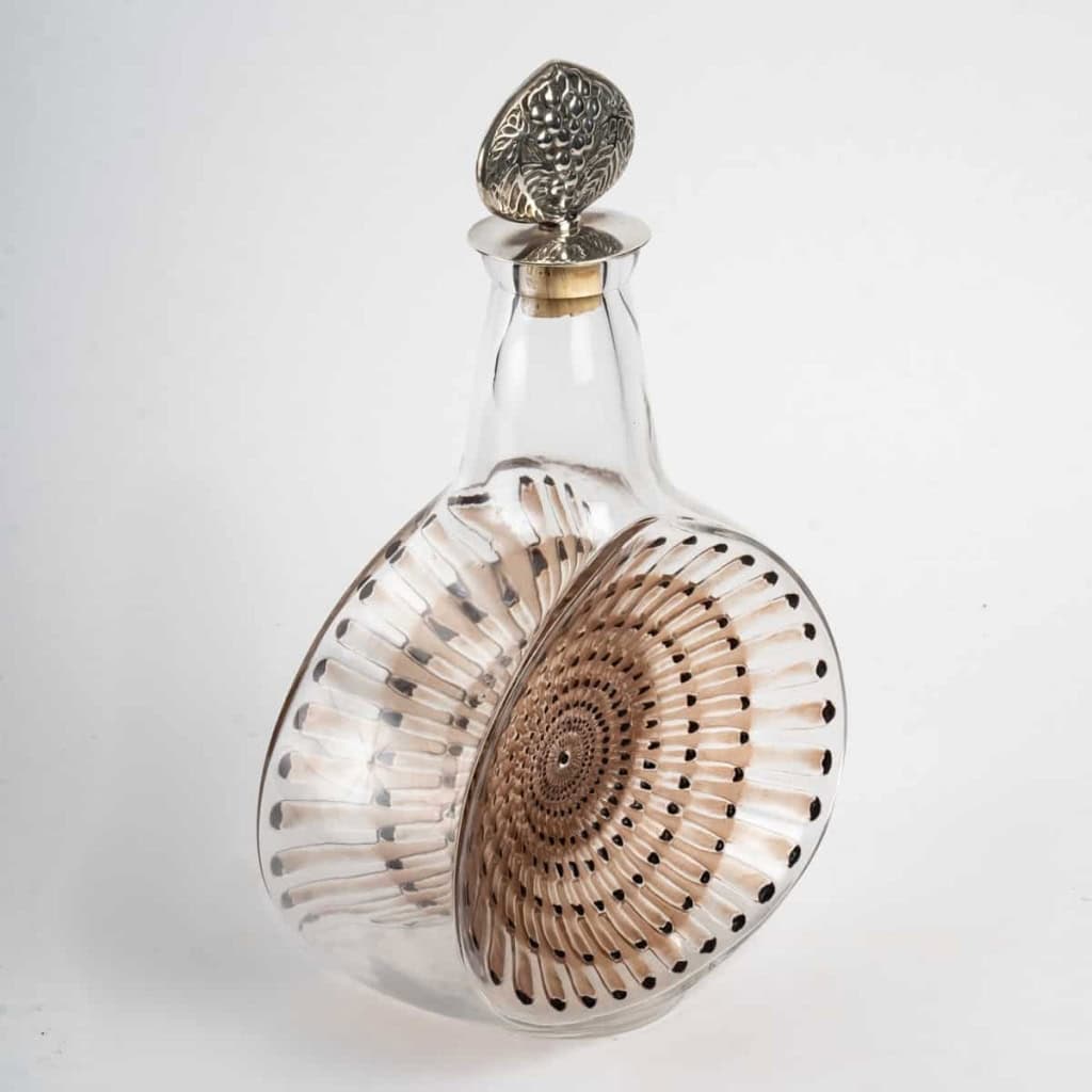 Carafe Reine Marguerite verre blanc émaillé marron patiné sépia bouchon métal de René LALIQUE | Biron Carafe Reine Marguerite verre blanc émaillé marron patiné sépia bouchon métal de René LALIQUE