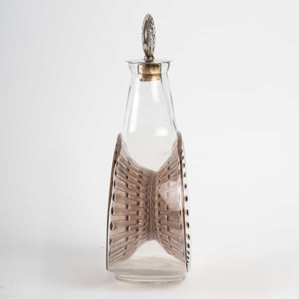 Carafe Reine Marguerite verre blanc émaillé marron patiné sépia bouchon métal de René LALIQUE | Biron Carafe Reine Marguerite verre blanc émaillé marron patiné sépia bouchon métal de René LALIQUE