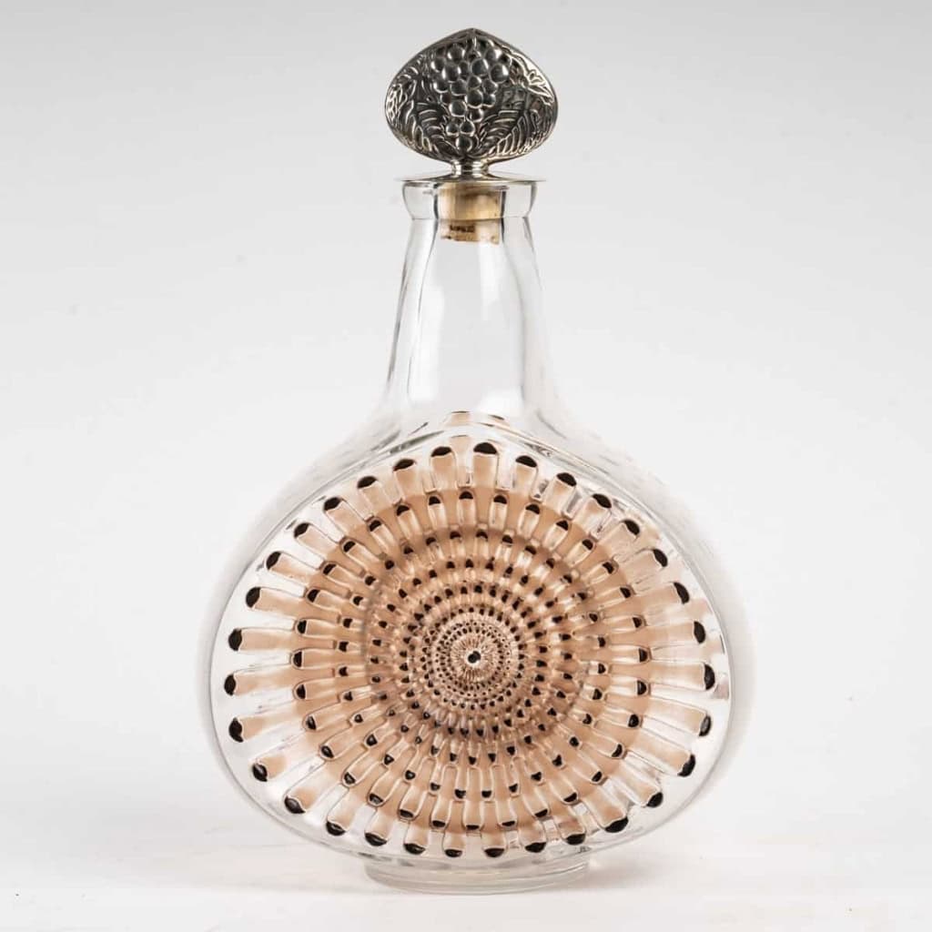 Carafe Reine Marguerite verre blanc émaillé marron patiné sépia bouchon métal de René LALIQUE | Biron Carafe Reine Marguerite verre blanc émaillé marron patiné sépia bouchon métal de René LALIQUE