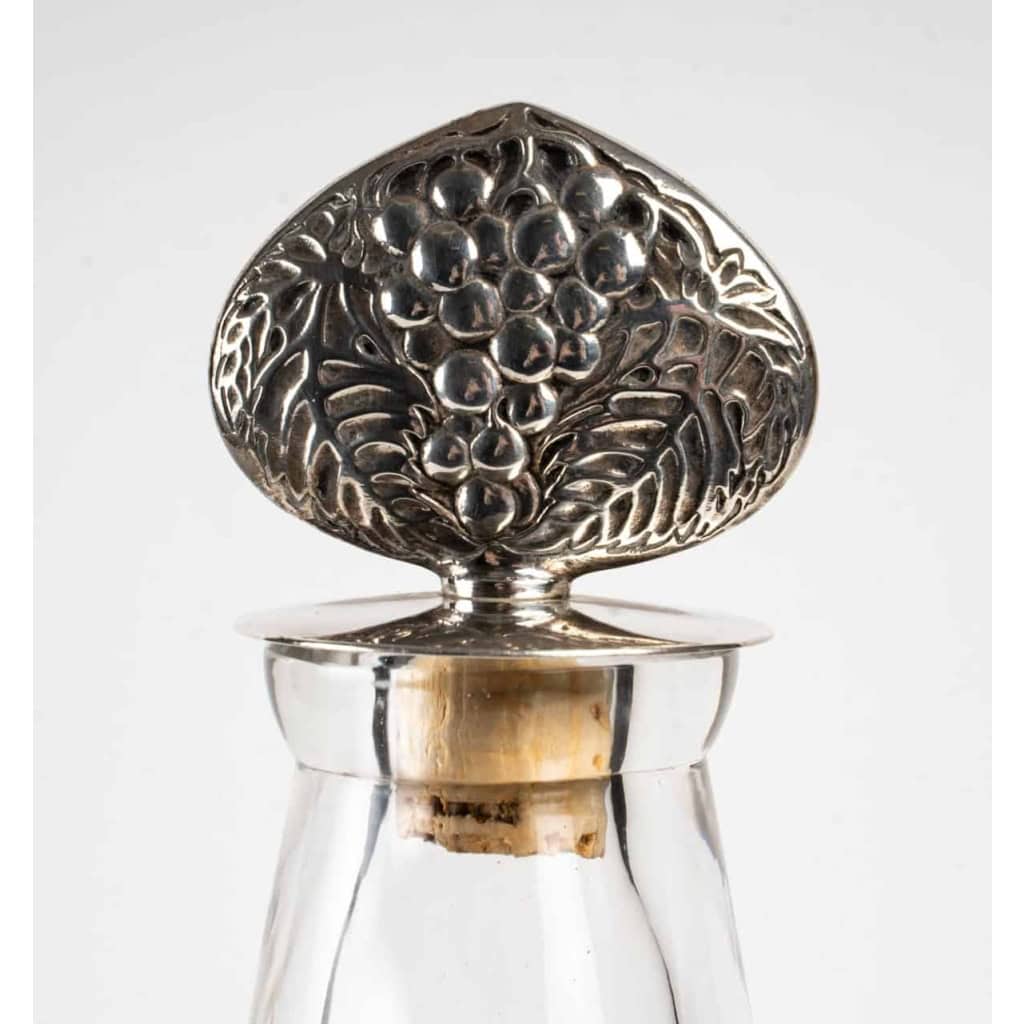 Carafe Reine Marguerite verre blanc émaillé marron patiné sépia bouchon métal de René LALIQUE | Biron Carafe Reine Marguerite verre blanc émaillé marron patiné sépia bouchon métal de René LALIQUE