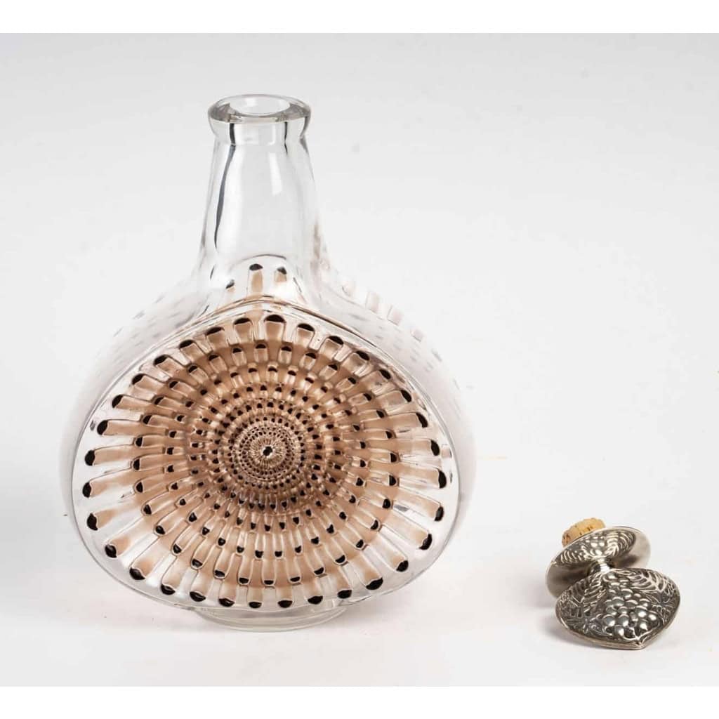 Carafe Reine Marguerite verre blanc émaillé marron patiné sépia bouchon métal de René LALIQUE | Biron Carafe Reine Marguerite verre blanc émaillé marron patiné sépia bouchon métal de René LALIQUE