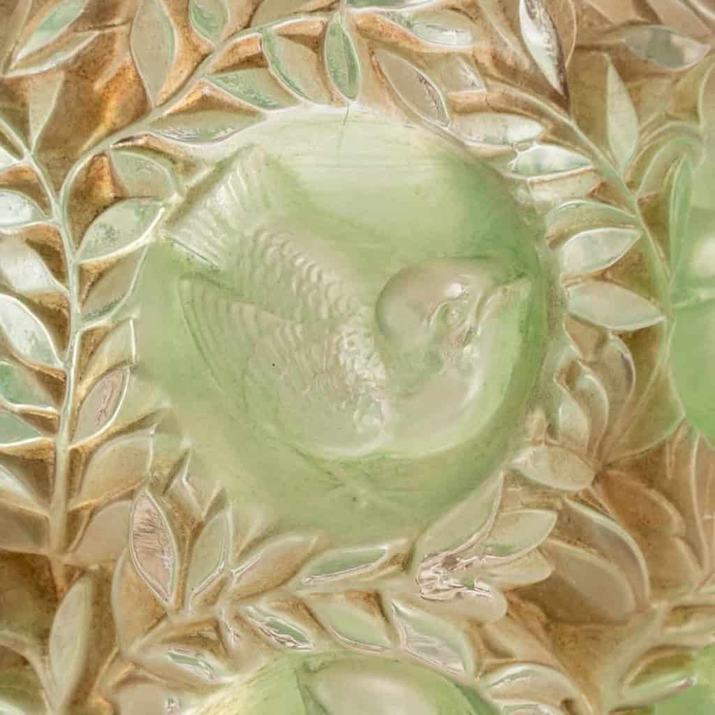 Vase « Bagatelle » verre blanc patiné vert et sépia de René LALIQUE | Biron Vase "Bagatelle" verre blanc patiné vert et sépia de René LALIQUE