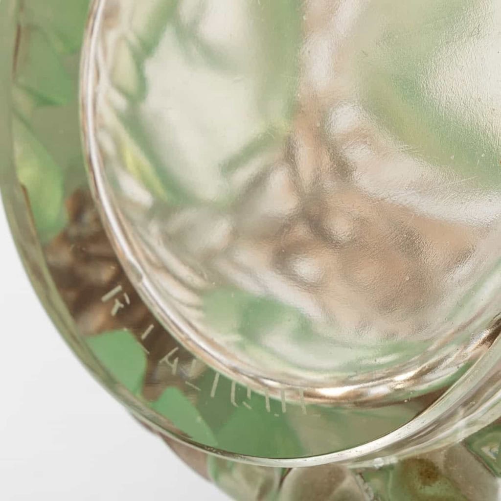 Vase « Bagatelle » verre blanc patiné vert et sépia de René LALIQUE | Biron Vase "Bagatelle" verre blanc patiné vert et sépia de René LALIQUE