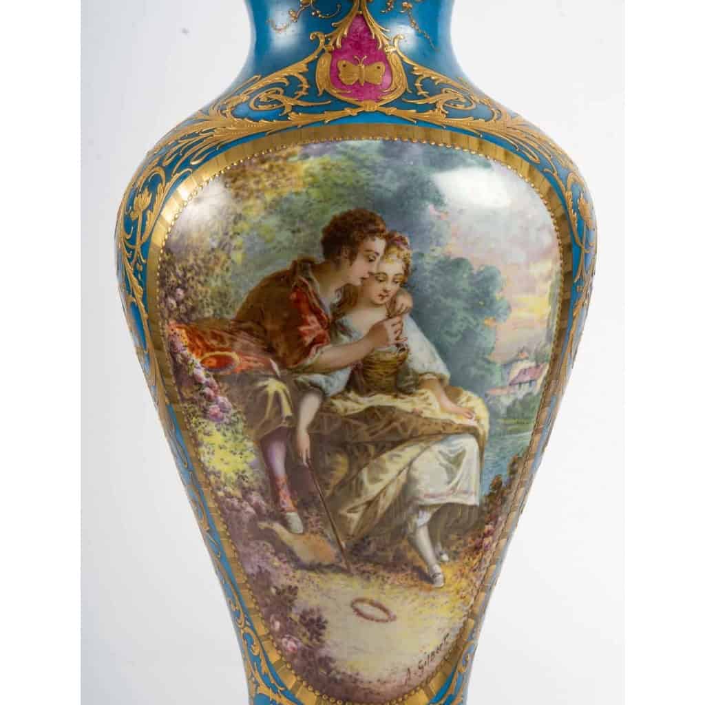 Paire de vases à scène galantes et fleurs , fin XIXème. | Biron Paire de vases à scène galantes et fleurs , fin XIXème.