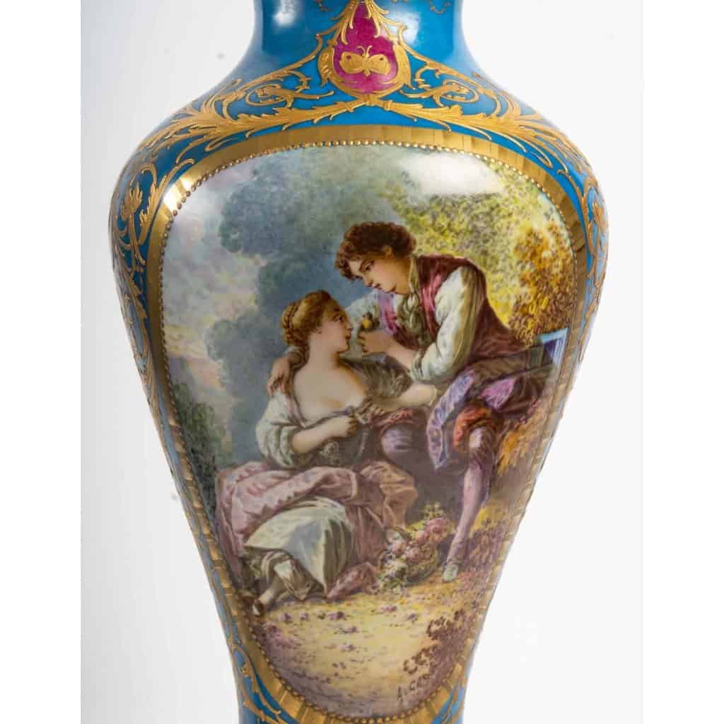 Paire de vases à scène galantes et fleurs , fin XIXème. | Biron Paire de vases à scène galantes et fleurs , fin XIXème.