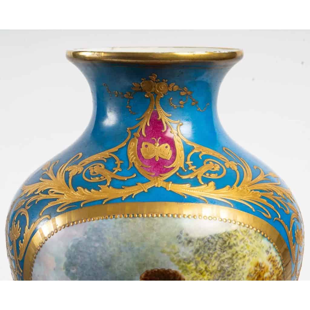 Paire de vases à scène galantes et fleurs , fin XIXème. | Biron Paire de vases à scène galantes et fleurs , fin XIXème.