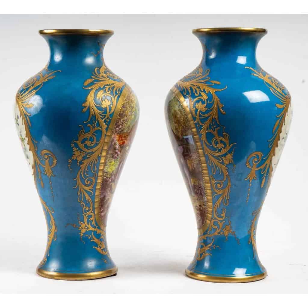 Paire de vases à scène galantes et fleurs , fin XIXème. | Biron Paire de vases à scène galantes et fleurs , fin XIXème.
