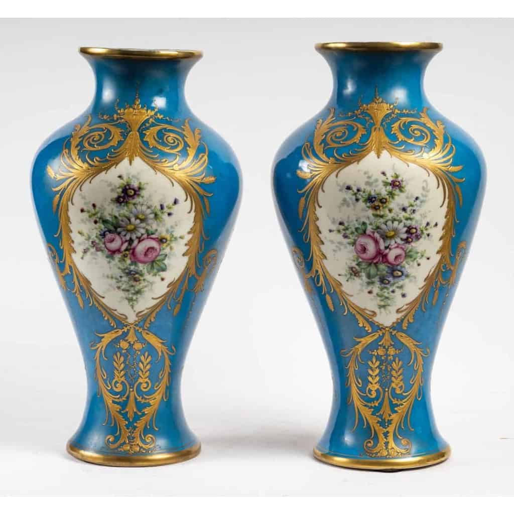 Paire de vases à scène galantes et fleurs , fin XIXème. | Biron Paire de vases à scène galantes et fleurs , fin XIXème.