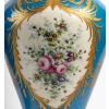Paire de vases à scène galantes et fleurs , fin XIXème. | Biron Paire de vases à scène galantes et fleurs , fin XIXème.