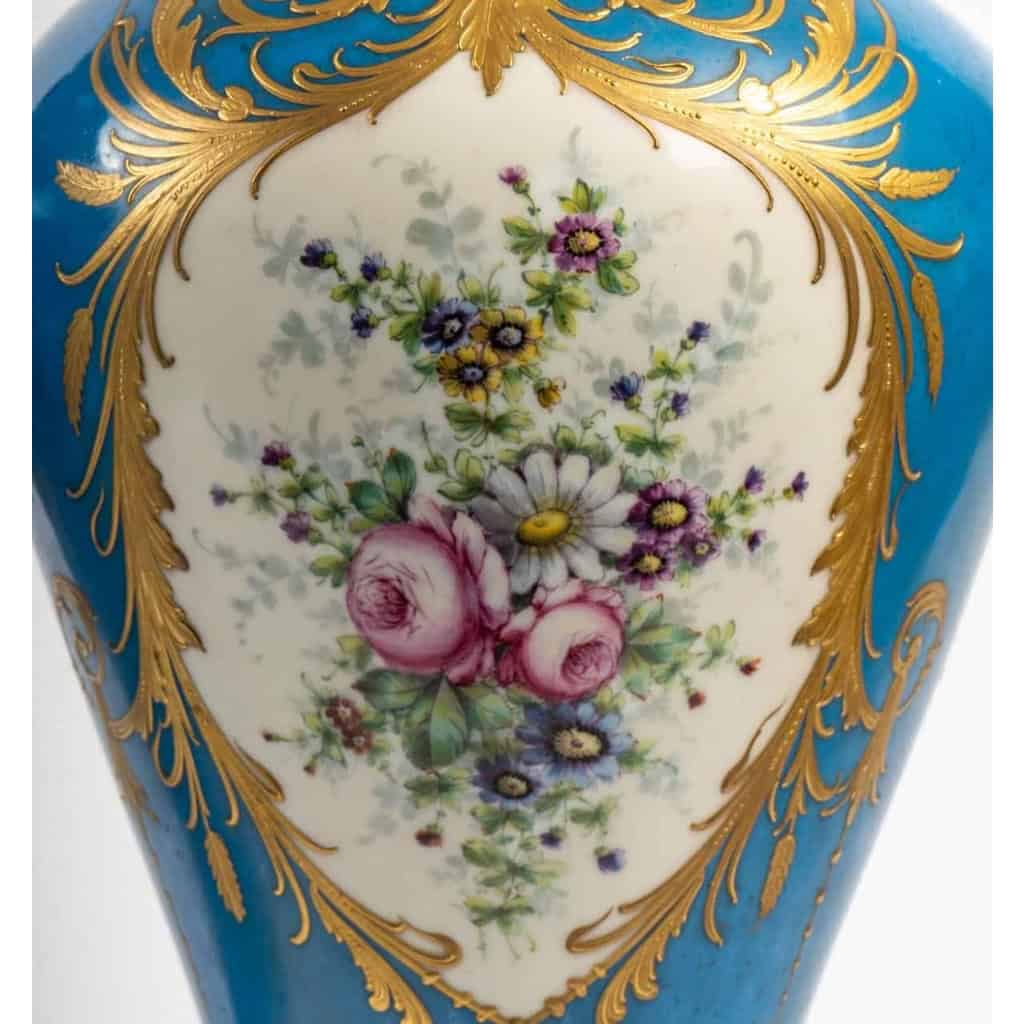 Paire de vases à scène galantes et fleurs , fin XIXème. | Biron Paire de vases à scène galantes et fleurs , fin XIXème.
