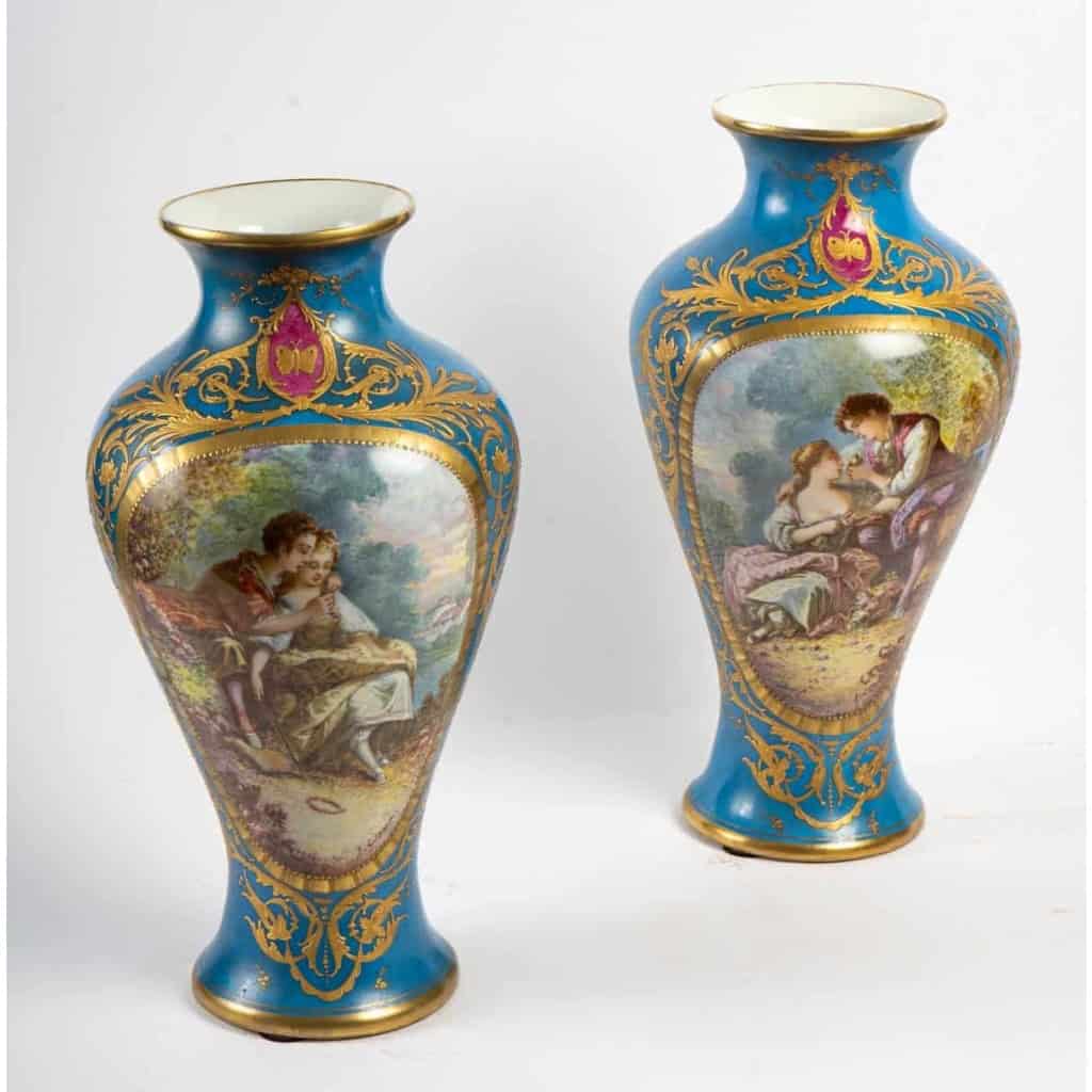 Paire de vases à scène galantes et fleurs , fin XIXème. | Biron Paire de vases à scène galantes et fleurs , fin XIXème.
