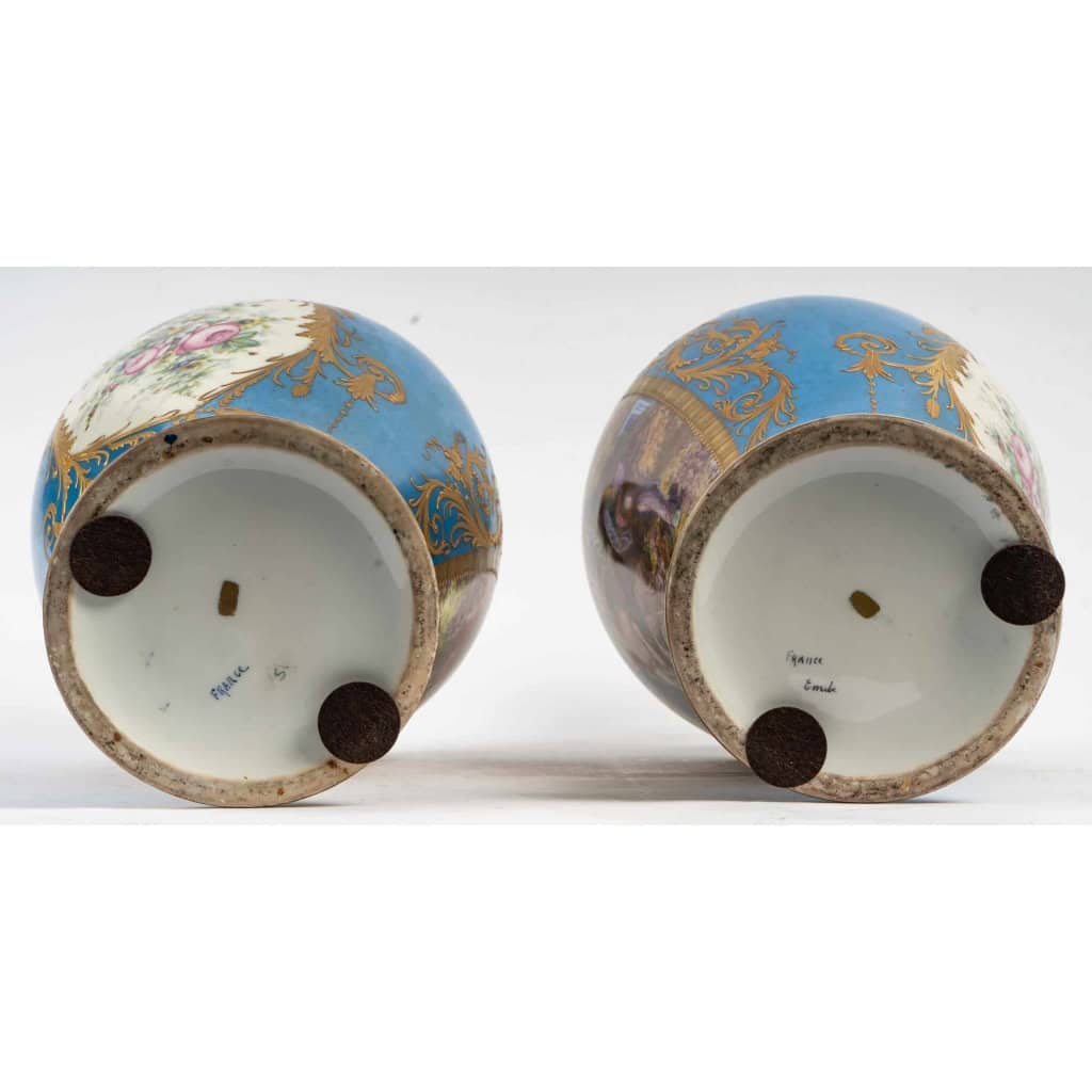 Paire de vases à scène galantes et fleurs , fin XIXème. | Biron Paire de vases à scène galantes et fleurs , fin XIXème.