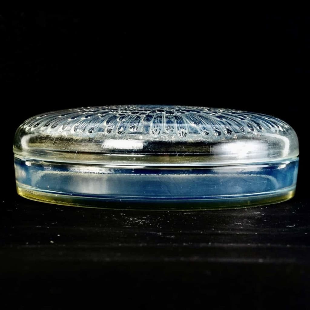 Boîte « Tokyo » – « Tokio » verre opalescent de René LALIQUE | Biron Boîte "Tokyo" - "Tokio" verre opalescent de René LALIQUE