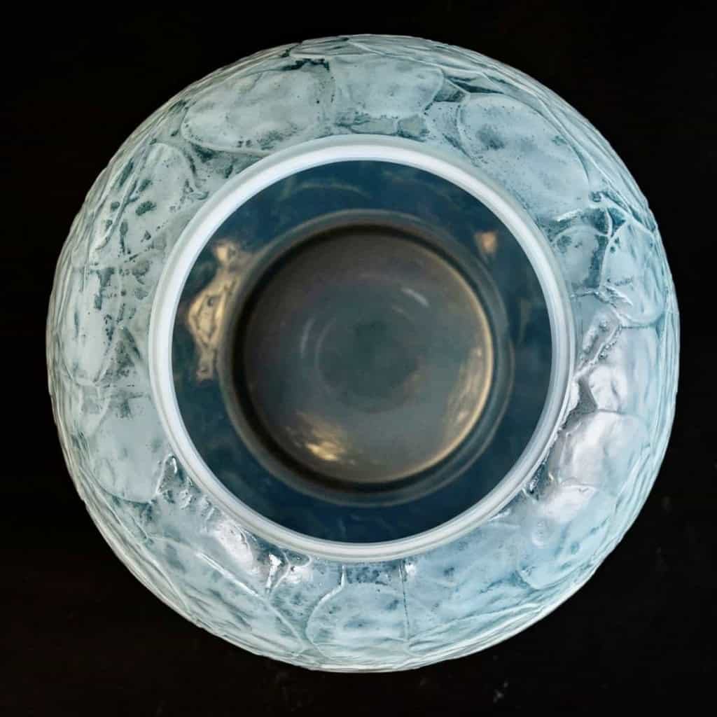 Vase « Monnaie du Pape » verre opalescent double couche patiné bleu de René LALIQUE | Biron Vase "Monnaie du Pape" verre opalescent double couche patiné bleu de René LALIQUE