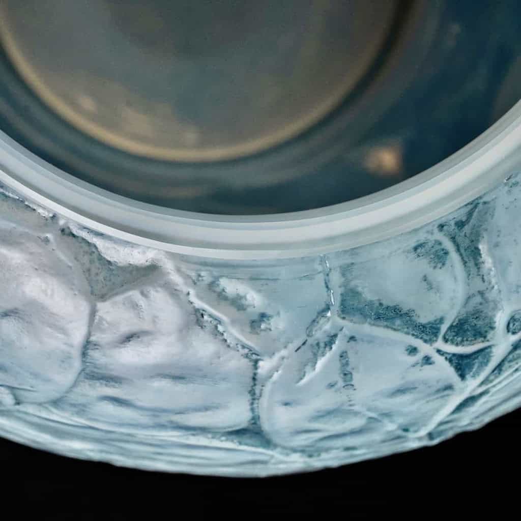 Vase « Monnaie du Pape » verre opalescent double couche patiné bleu de René LALIQUE | Biron Vase "Monnaie du Pape" verre opalescent double couche patiné bleu de René LALIQUE