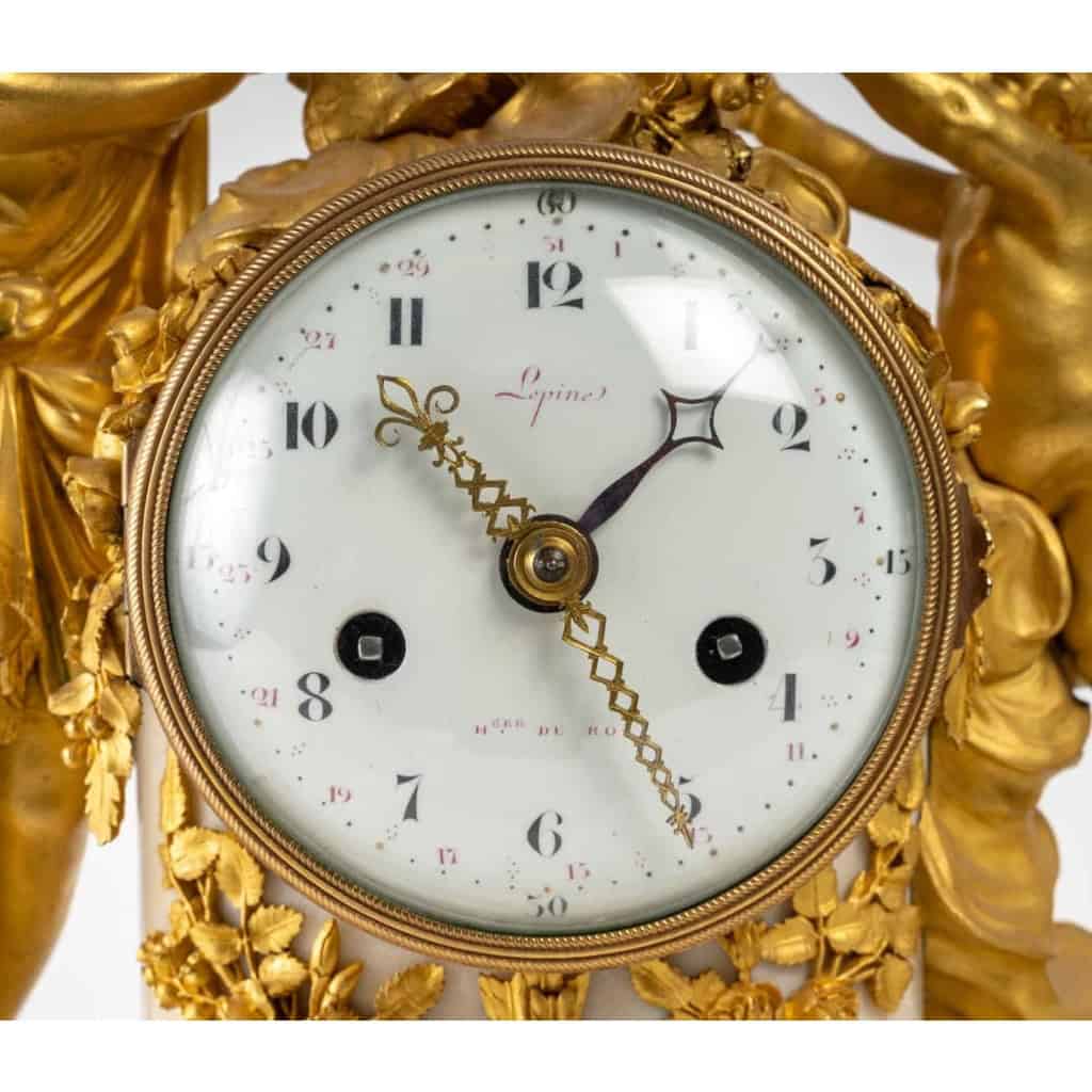 Belle Pendule en marbre blanc et bronze doré XVIIIème siècle | Biron Belle Pendule en marbre blanc et bronze doré XVIIIème siècle