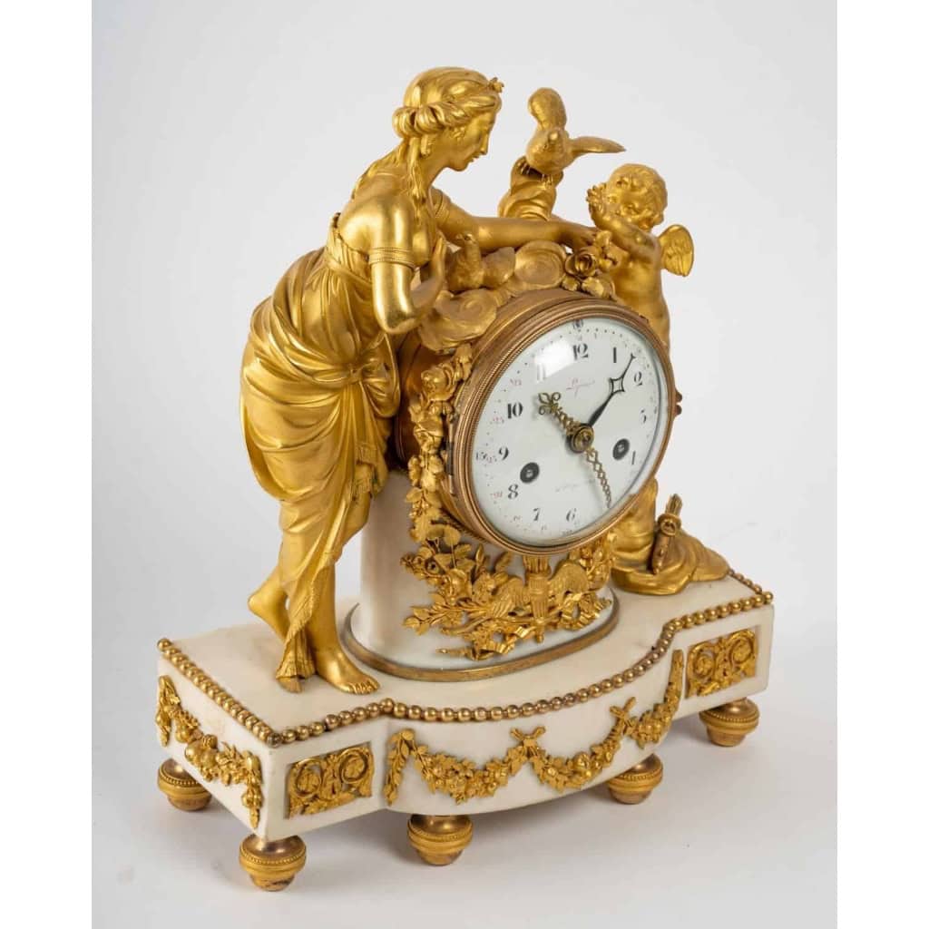 Belle Pendule en marbre blanc et bronze doré XVIIIème siècle | Biron Belle Pendule en marbre blanc et bronze doré XVIIIème siècle
