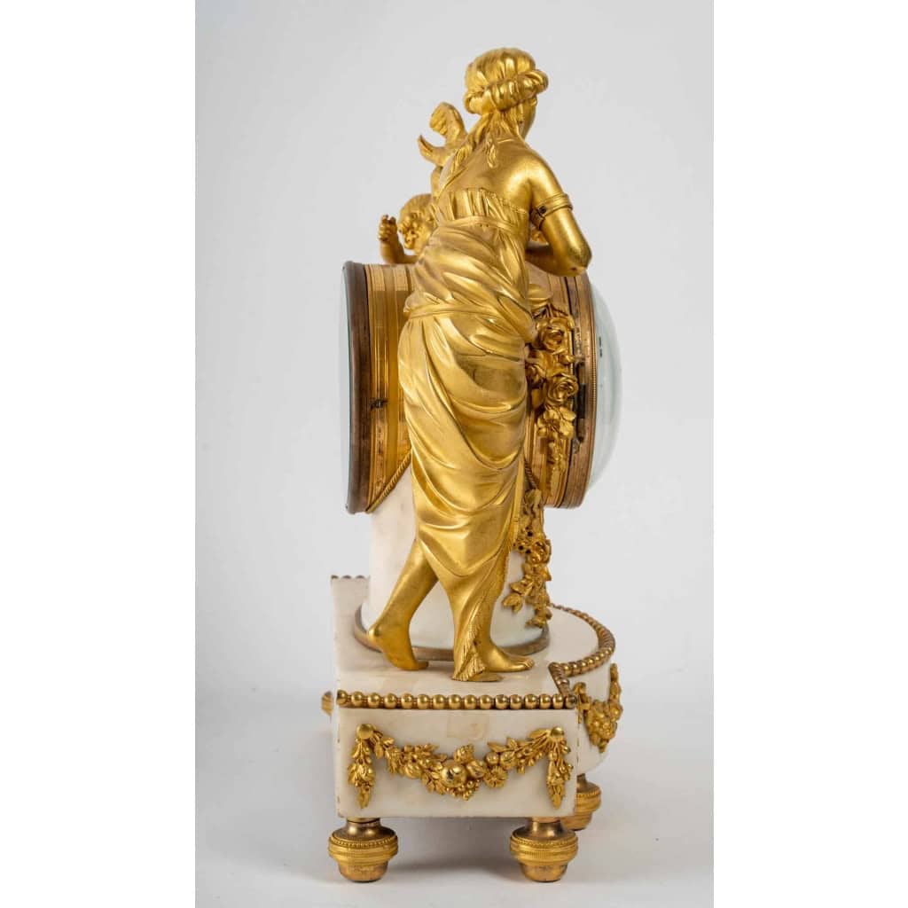 Belle Pendule en marbre blanc et bronze doré XVIIIème siècle | Biron Belle Pendule en marbre blanc et bronze doré XVIIIème siècle