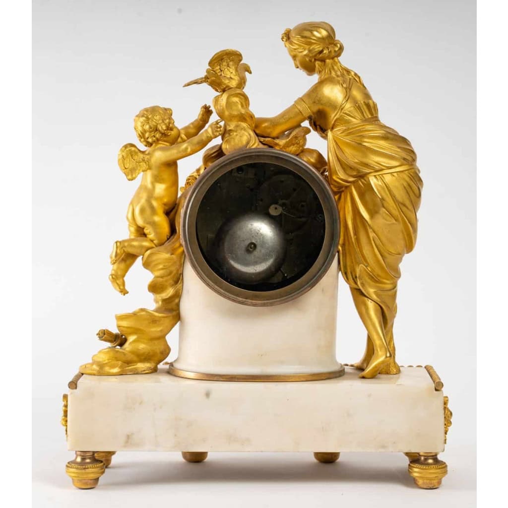 Belle Pendule en marbre blanc et bronze doré XVIIIème siècle | Biron Belle Pendule en marbre blanc et bronze doré XVIIIème siècle