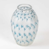 Vase « Grignon » verre blanc patiné bleu de René LALIQUE | Biron Vase "Grignon" verre blanc patiné bleu de René LALIQUE