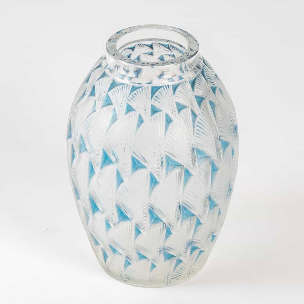 Vase « Grignon » verre blanc patiné bleu de René LALIQUE | Biron Vase "Grignon" verre blanc patiné bleu de René LALIQUE