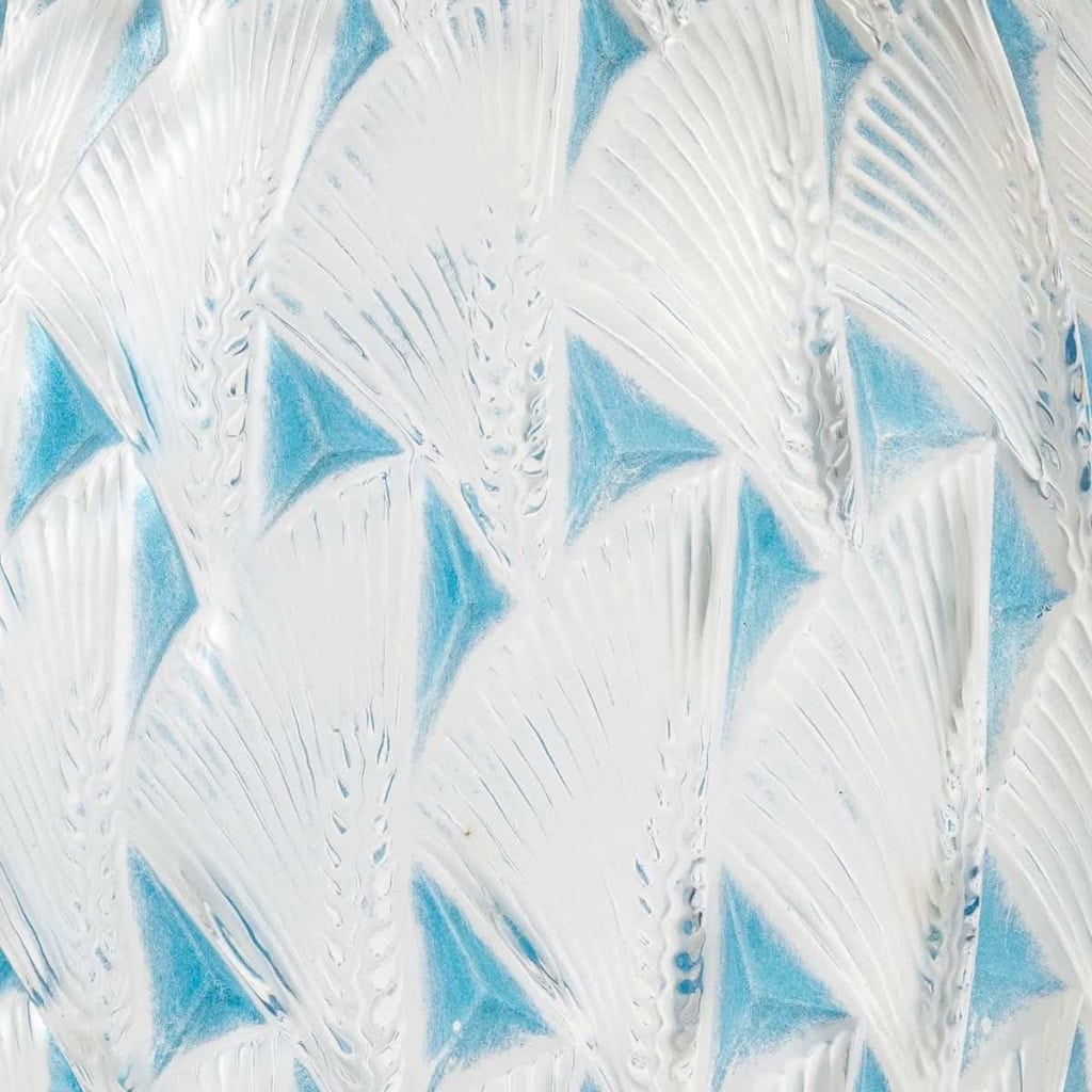 Vase « Grignon » verre blanc patiné bleu de René LALIQUE | Biron Vase "Grignon" verre blanc patiné bleu de René LALIQUE