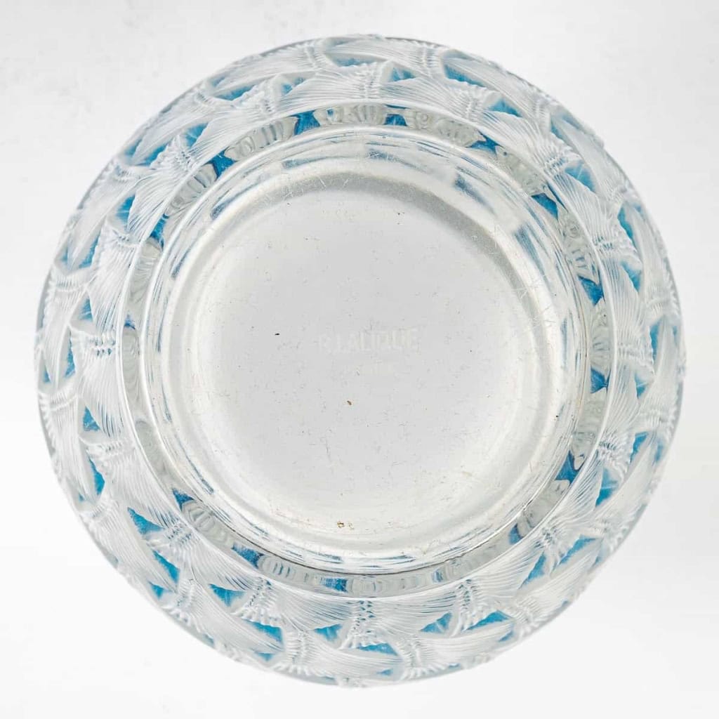 Vase « Grignon » verre blanc patiné bleu de René LALIQUE | Biron Vase "Grignon" verre blanc patiné bleu de René LALIQUE