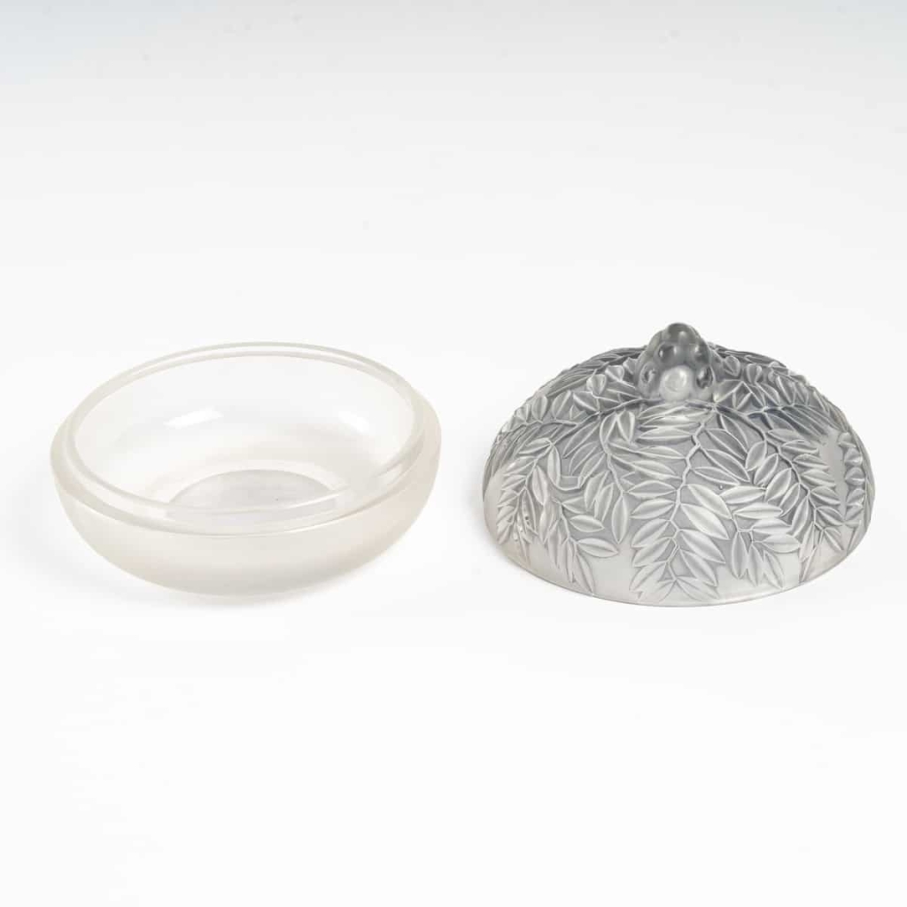Boîte « Vallauris » verre blanc patiné bleu de René LALIQUE | Biron Boîte "Vallauris" verre blanc patiné bleu de René LALIQUE