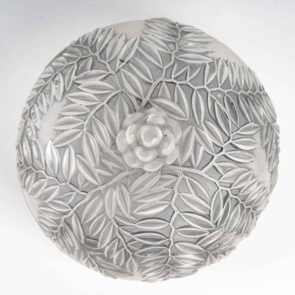 Boîte « Vallauris » verre blanc patiné bleu de René LALIQUE | Biron Boîte "Vallauris" verre blanc patiné bleu de René LALIQUE