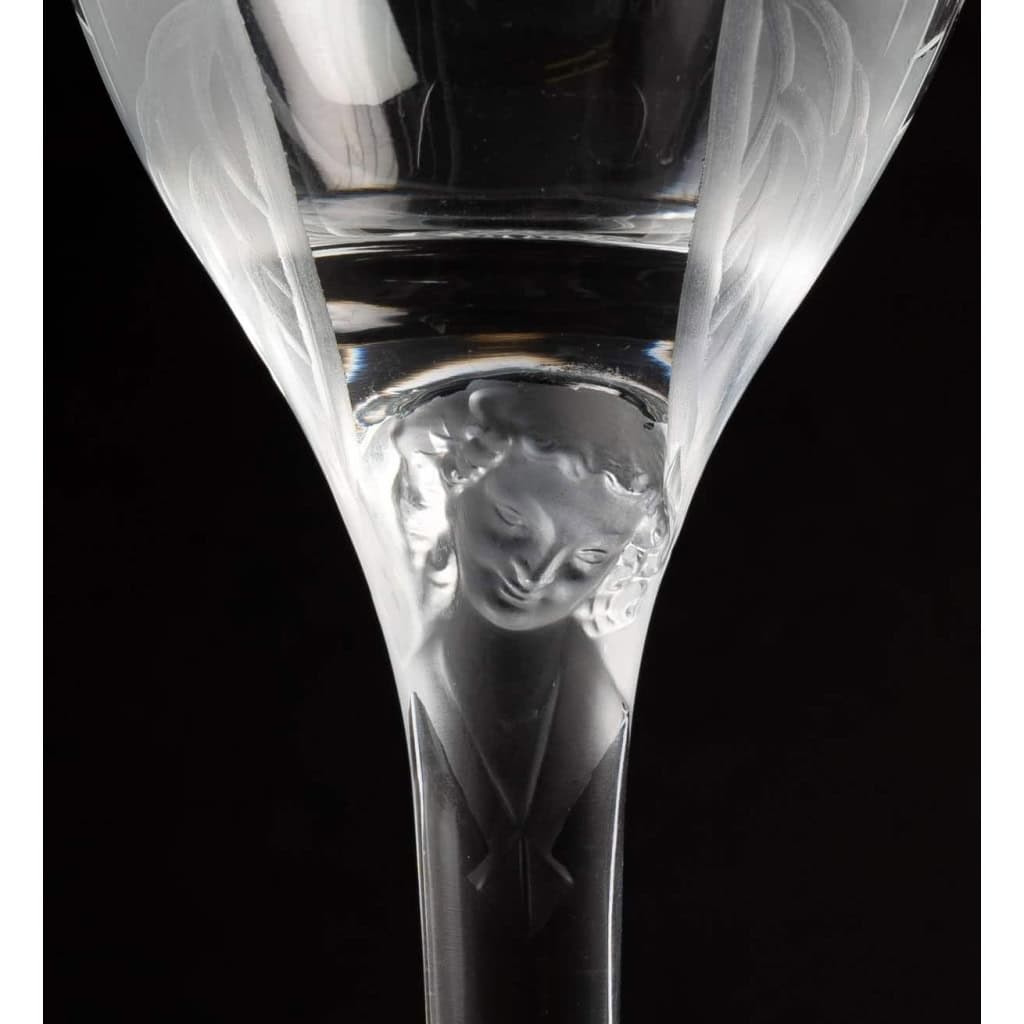 Suite de 10 flûtes à champagne « Ange de Reims » cristal blanc de Marc LALIQUE | Biron Suite de 10 flûtes à champagne "Ange de Reims" cristal blanc de Marc LALIQUE