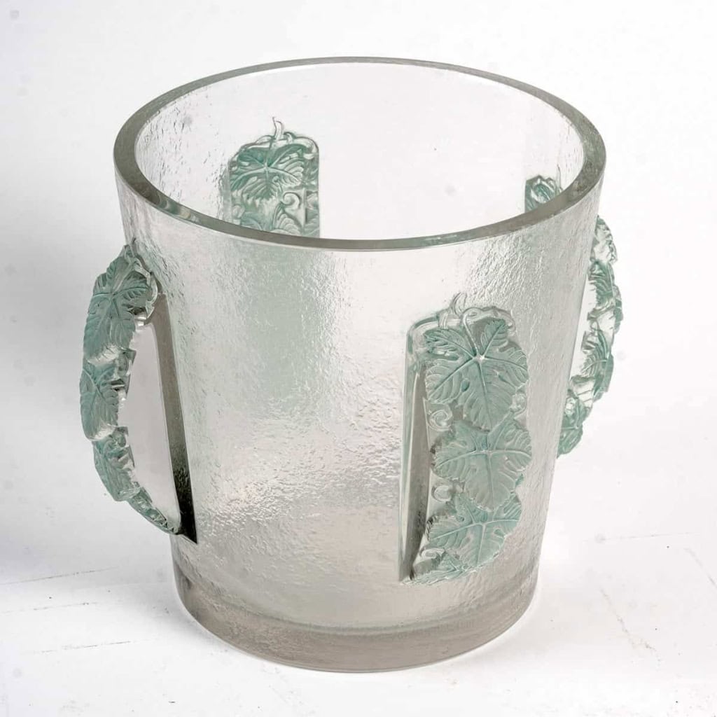 Seau à Champagne « Epernay » verre blanc patiné vert de René LALIQUE | Biron Seau à Champagne "Epernay" verre blanc patiné vert de René LALIQUE