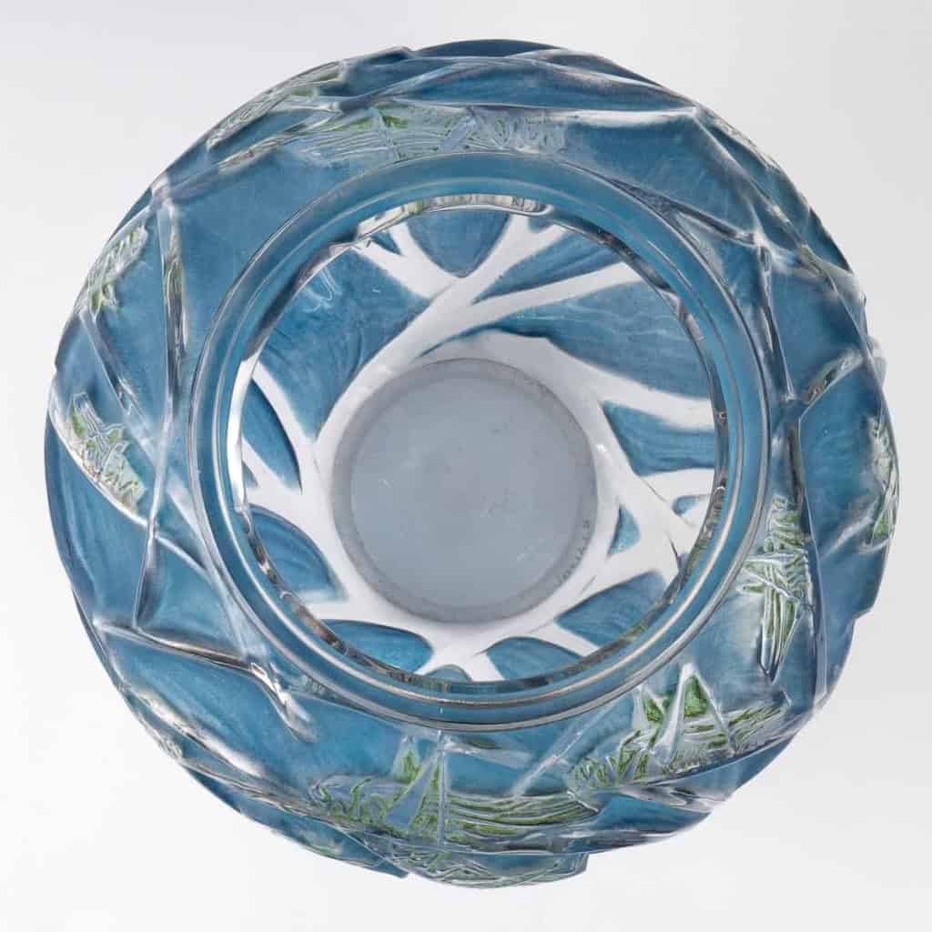 Vase « Sauterelles » verre blanc patiné d’origine bleu et vert de René LALIQUE | Biron Vase "Sauterelles" verre blanc patiné d'origine bleu et vert de René LALIQUE