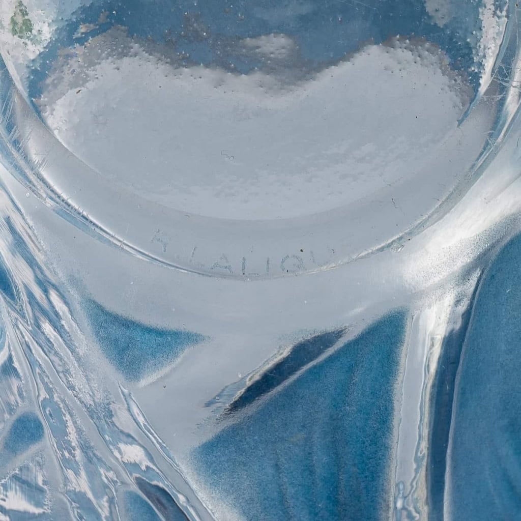 Vase « Sauterelles » verre blanc patiné d’origine bleu et vert de René LALIQUE | Biron Vase "Sauterelles" verre blanc patiné d'origine bleu et vert de René LALIQUE
