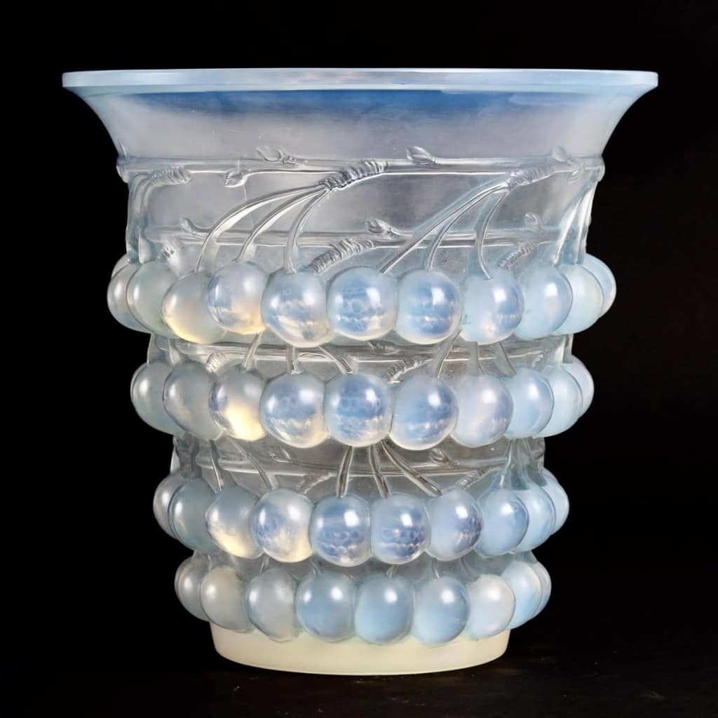 Vase « Montmorency » verre opalescent patiné bleu de René LALIQUE | Biron |||||||