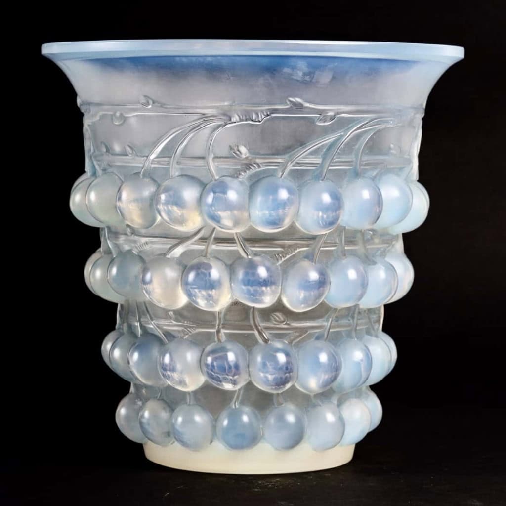 Vase « Montmorency » verre opalescent patiné bleu de René LALIQUE | Biron Vase "Montmorency" verre opalescent patiné bleu de René LALIQUE