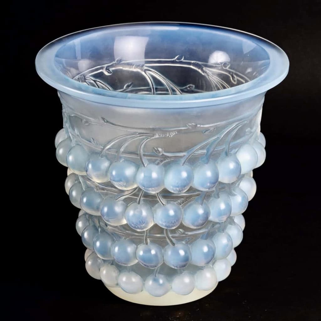 Vase « Montmorency » verre opalescent patiné bleu de René LALIQUE | Biron Vase "Montmorency" verre opalescent patiné bleu de René LALIQUE