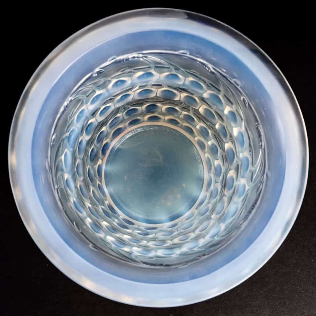Vase « Montmorency » verre opalescent patiné bleu de René LALIQUE | Biron Vase "Montmorency" verre opalescent patiné bleu de René LALIQUE