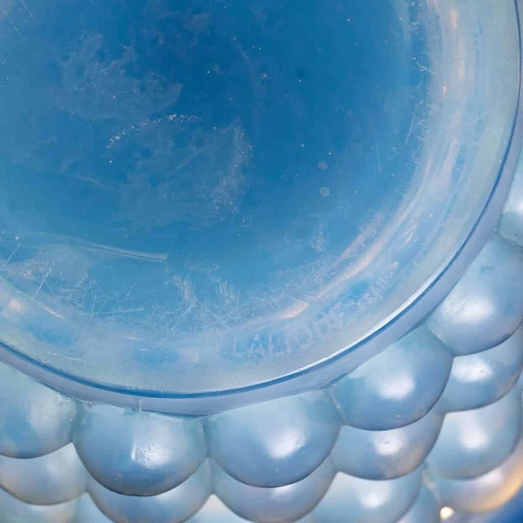Vase « Montmorency » verre opalescent patiné bleu de René LALIQUE | Biron Vase "Montmorency" verre opalescent patiné bleu de René LALIQUE