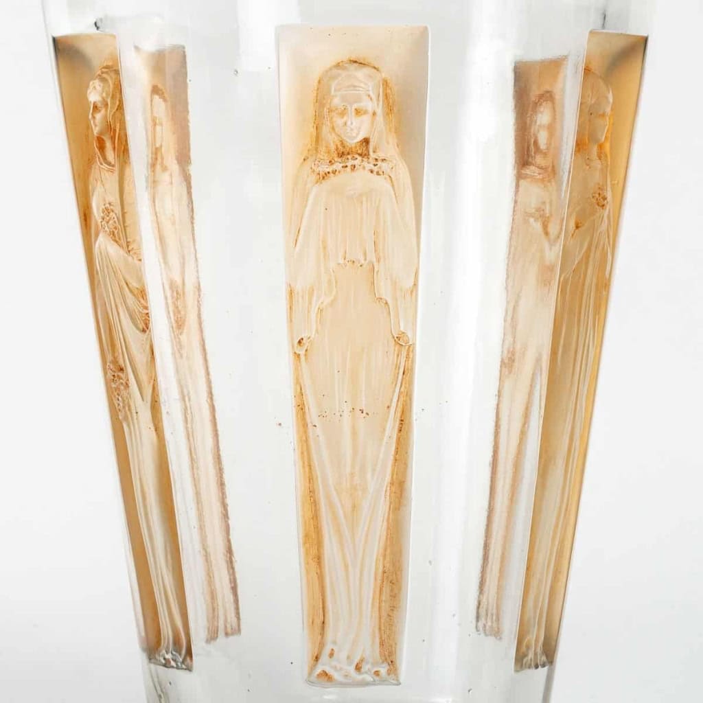 Vase « Gobelet Six Figurines » verre blanc patiné sépia de René LALIQUE | Biron Vase "Gobelet Six Figurines" verre blanc patiné sépia de René LALIQUE