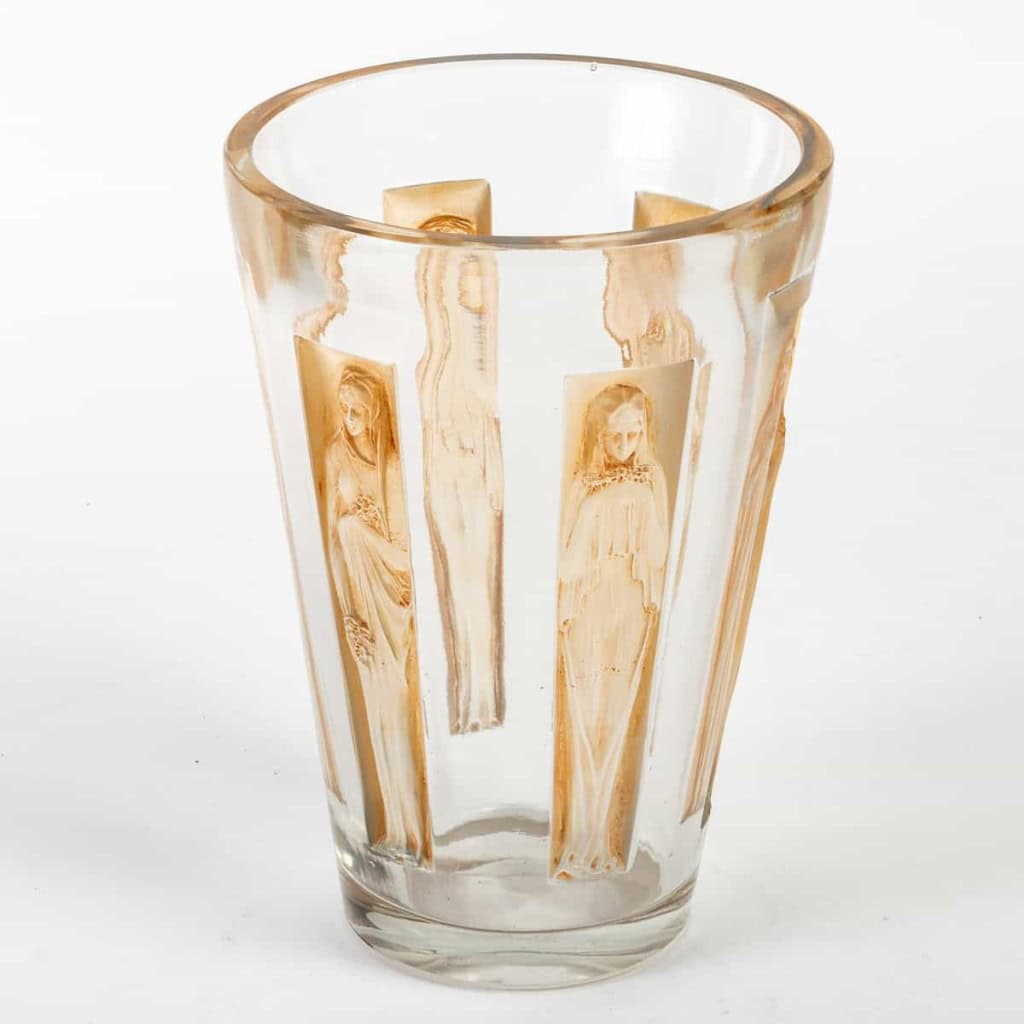 Vase « Gobelet Six Figurines » verre blanc patiné sépia de René LALIQUE | Biron Vase "Gobelet Six Figurines" verre blanc patiné sépia de René LALIQUE