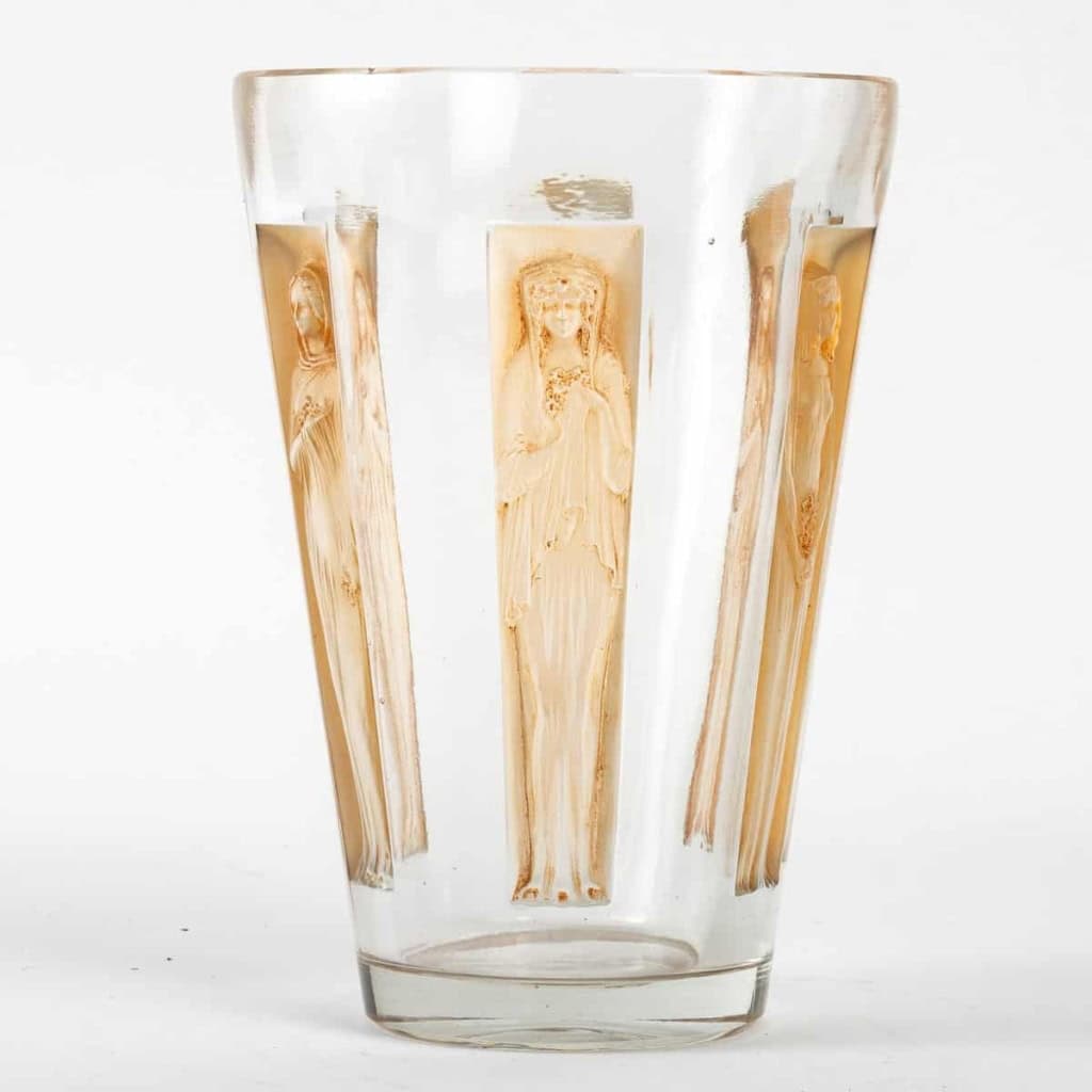 Vase « Gobelet Six Figurines » verre blanc patiné sépia de René LALIQUE | Biron Vase "Gobelet Six Figurines" verre blanc patiné sépia de René LALIQUE