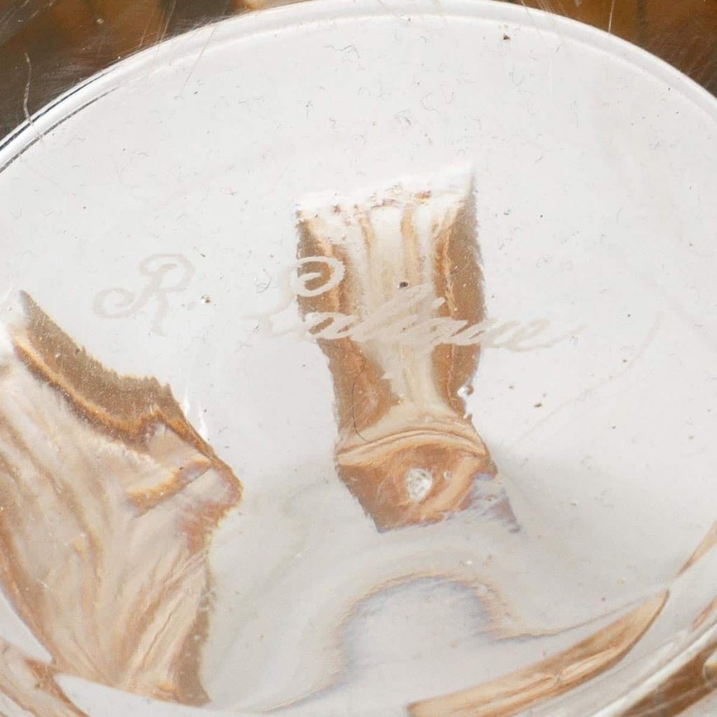 Vase « Gobelet Six Figurines » verre blanc patiné sépia de René LALIQUE | Biron Vase "Gobelet Six Figurines" verre blanc patiné sépia de René LALIQUE