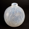 Vase « Espalion » verre opalescent double couche patiné gris de René LALIQUE | Biron Vase "Espalion" verre opalescent double couche patiné gris de René LALIQUE