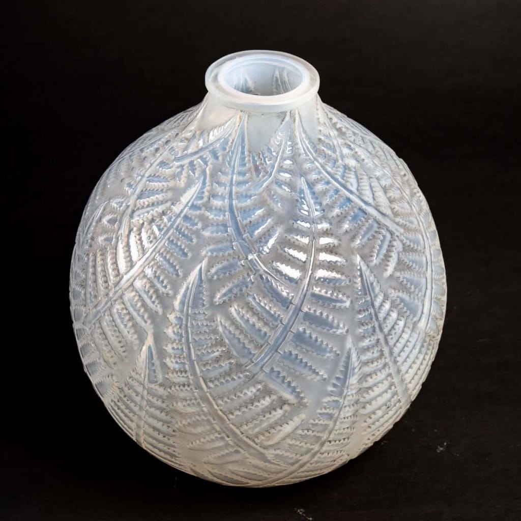 Vase « Espalion » verre opalescent double couche patiné gris de René LALIQUE | Biron Vase "Espalion" verre opalescent double couche patiné gris de René LALIQUE