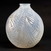 Vase « Espalion » verre opalescent double couche patiné gris de René LALIQUE | Biron Vase "Espalion" verre opalescent double couche patiné gris de René LALIQUE