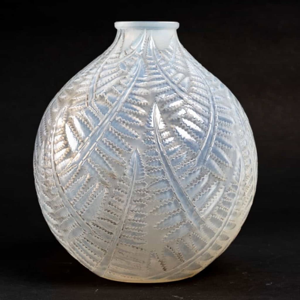 Vase « Espalion » verre opalescent double couche patiné gris de René LALIQUE | Biron Vase "Espalion" verre opalescent double couche patiné gris de René LALIQUE