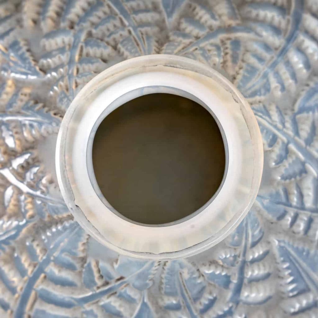 Vase « Espalion » verre opalescent double couche patiné gris de René LALIQUE | Biron Vase "Espalion" verre opalescent double couche patiné gris de René LALIQUE